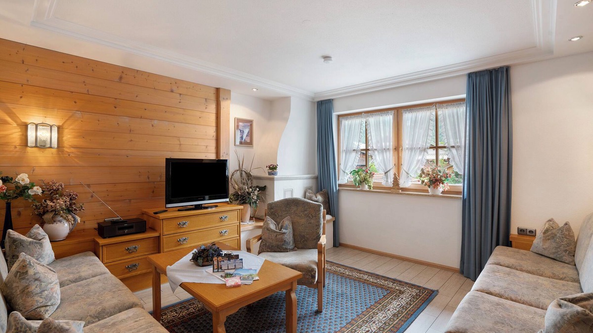 Mittenwald Apartment | Apartment 'Bergdistel Nr 8' with Mountain View, Shared Garden and Wi-Fi