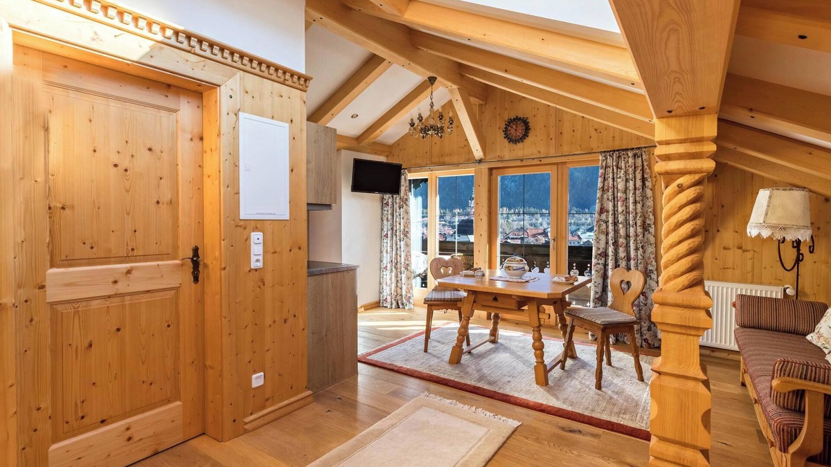 Mittenwald Apartment | Apartment 'Bergkristall' Near the Ski Lift with Mountain View, Wi-Fi & Balcony