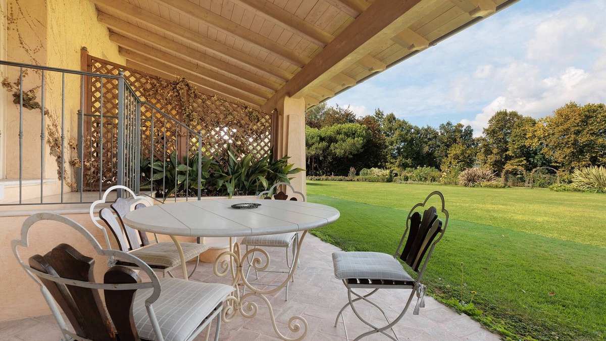 Puegnago del Garda Apartment | Apartment 'Bilocale Turchese' with Shared Pool, Wi-Fi, and Air Conditioning