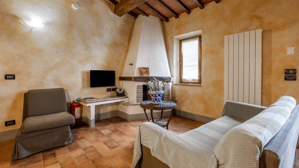 Radicofani Apartment | Apartment 'Bosco' with Shared Terrace, Shared Garden and Wi-Fi