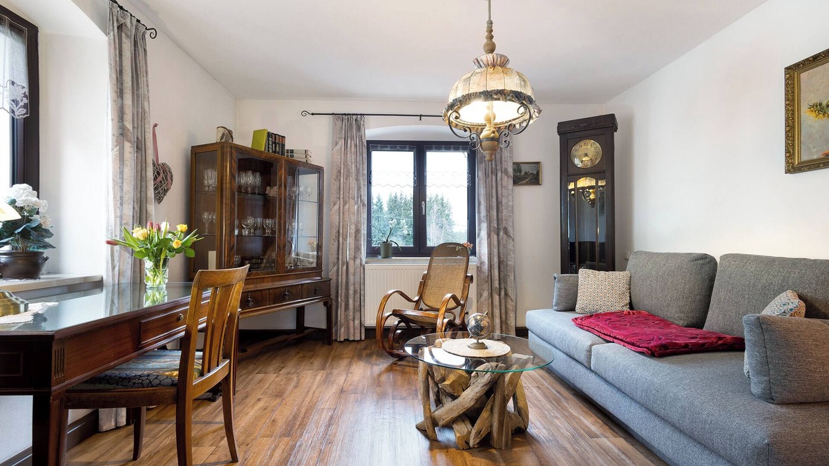 Kirchenlamitz Apartment | Apartment "Buchhaus Vier - Mittelgeschoss" with Shared Terrace & Wi-Fi
