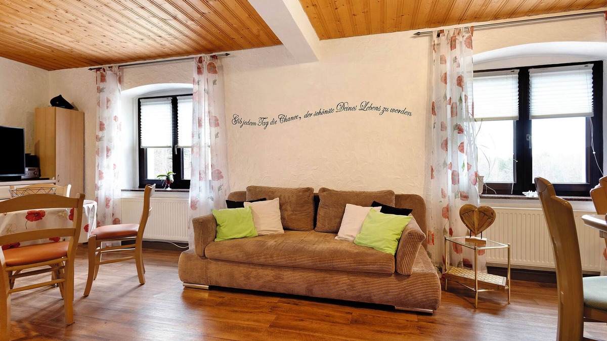 Kirchenlamitz Apartment | Apartment "Buchhaus Vier - Erdgeschoss" with Shared Terrace & Wi-Fi