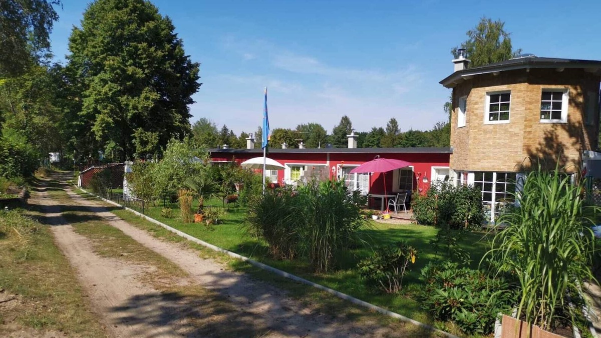 Joachimsthal Apartment | Apartment 'Bungalow Rot M1 Schlafzimmer' with Private Terrace, Shared Garden and Wi-Fi