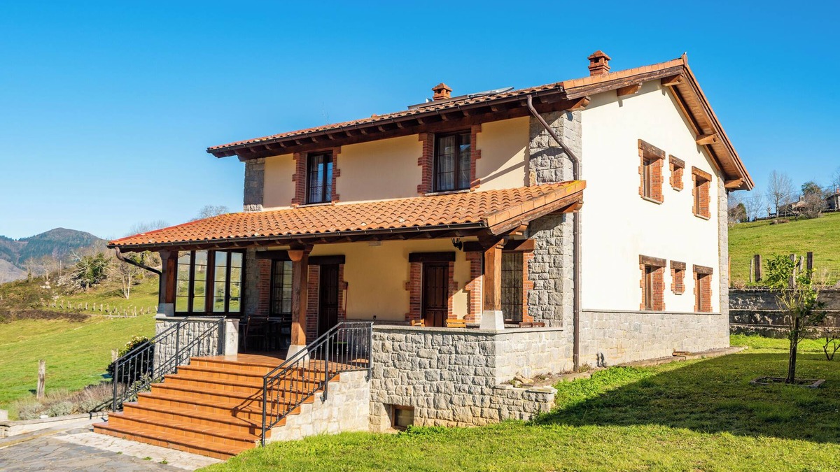 Cangas de Onis House | Apartment 'Busgosu' with Mountain Views, Private Terrace and Wi-Fi