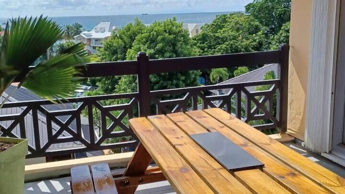 Bas du Fort Apartment | Apartment by the sea