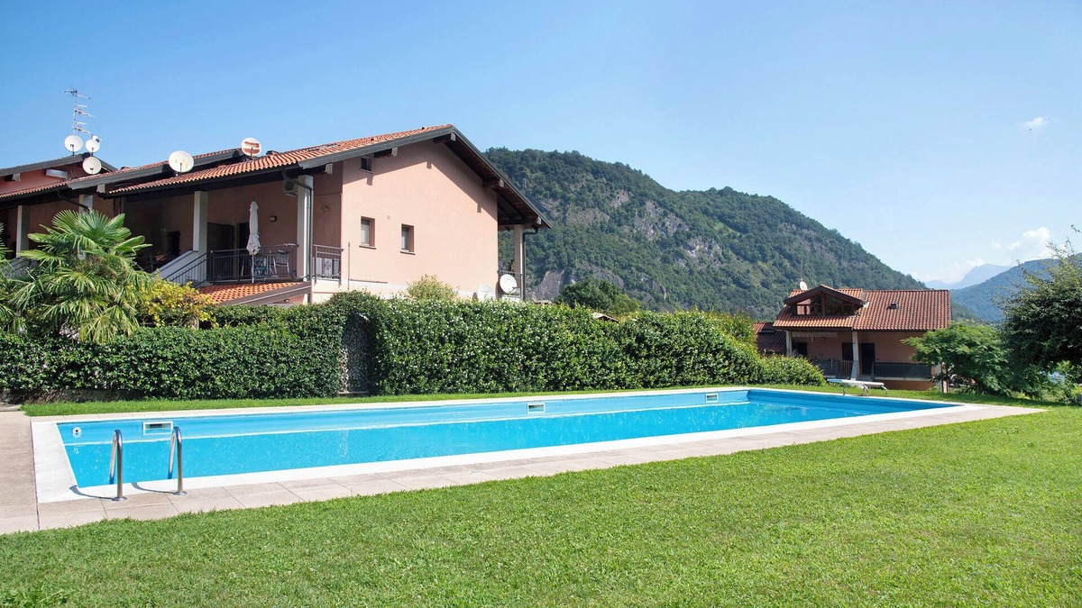 Lavena Ponte Tresa Apartment | Apartment 'Casa Del Sole' with Mountain View, Shared Pool and tennis court