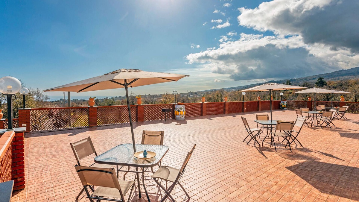 Piedimonte Etneo Apartment | Apartment 'Camia Etna House - Deluxe' with Sea View, Wi-Fi and Air Conditioning