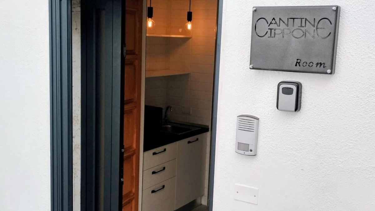 Monte Sant'Angelo House | Apartment 'Cantine Cippone Room' with Shared Terrace, Wi-Fi and Air Conditioning
