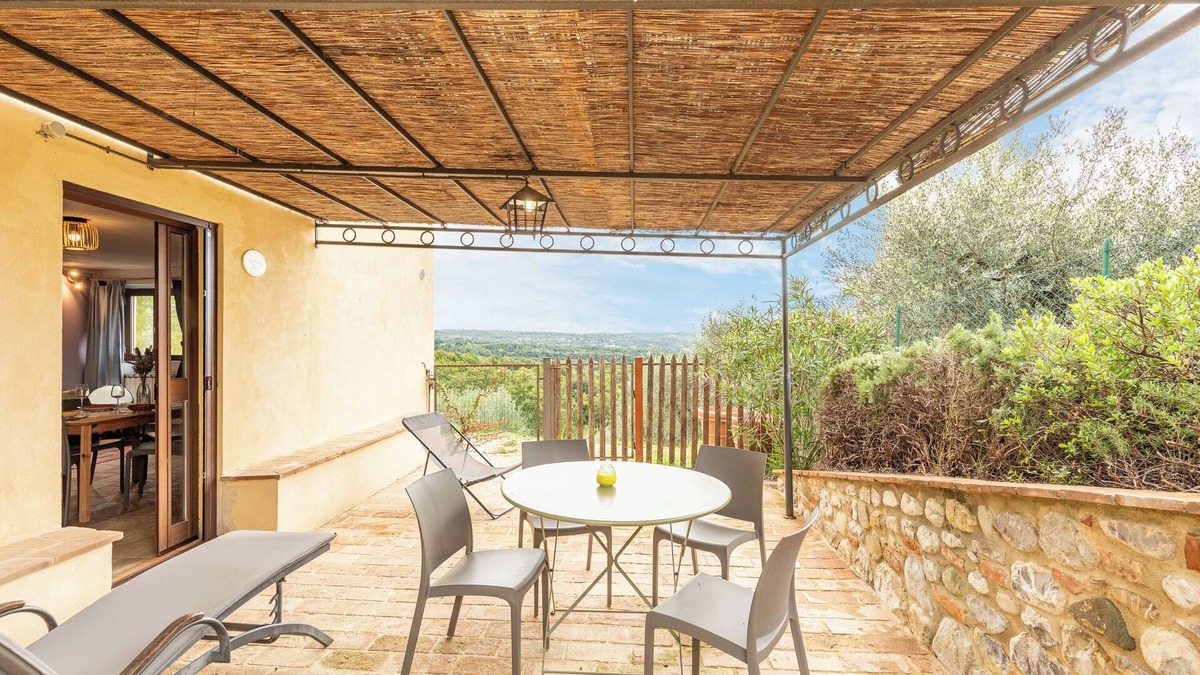 Citta della Pieve Apartment | Apartment 'Casina L'Ulivo' with Shared Pool, Private Terrace and Wi-Fi