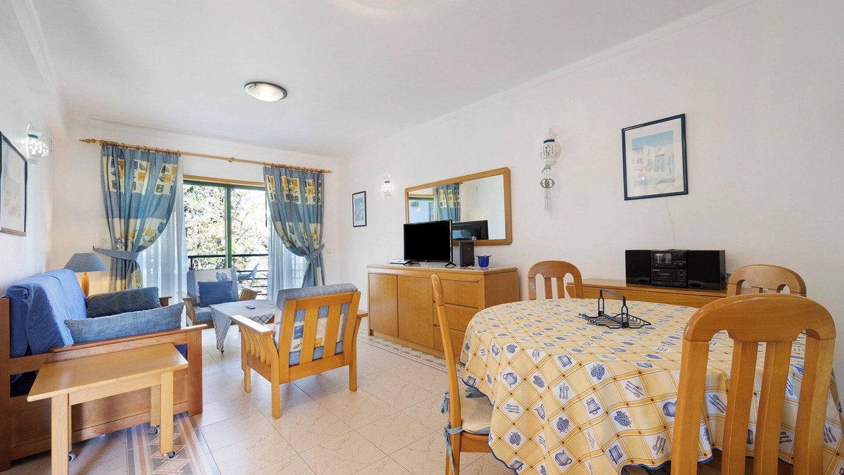 Meia Praia Apartment | Apartment 'Casa Daniel T1' with Balcony and Wi-Fi