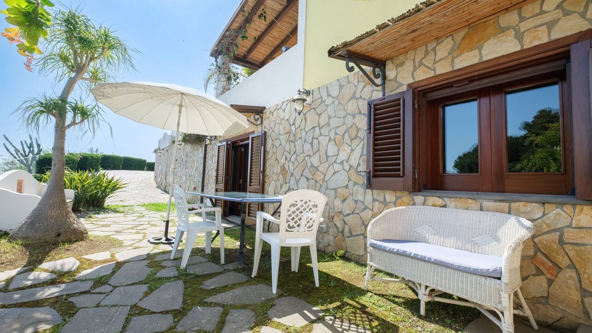 Pianoconte Apartment | Apartment "Casa Della Poiana" with Sea View, Private Terrace & Wi-Fi