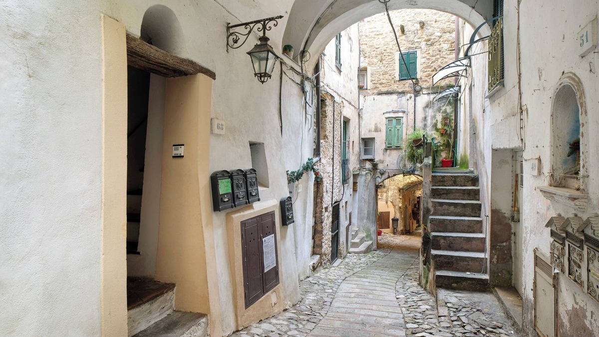 Vallebona Apartment | Apartment 'Casa Gianni' with Wi-Fi and Air Conditioning