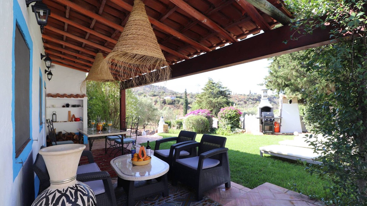 Silves Apartment | Apartment 'Casa Azul' with Mountain View, Shared Pool and Wi-Fi