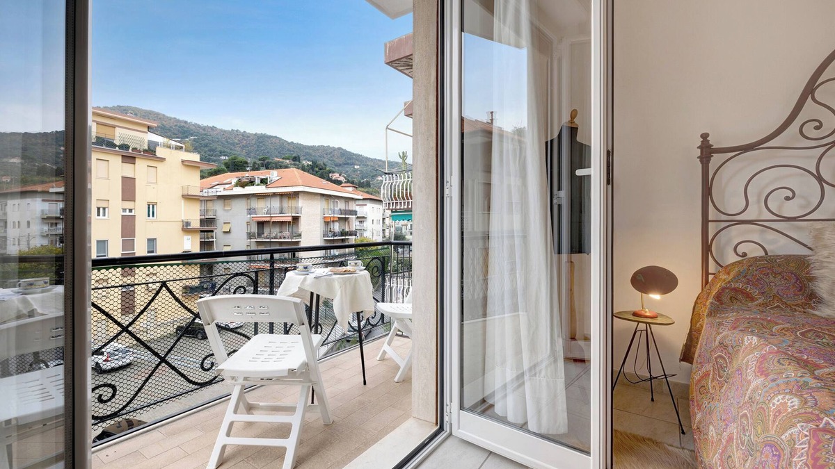 Alassio Apartment | Apartment "Casa Rosso Melograno" near the sea with balconies and Wi-Fi