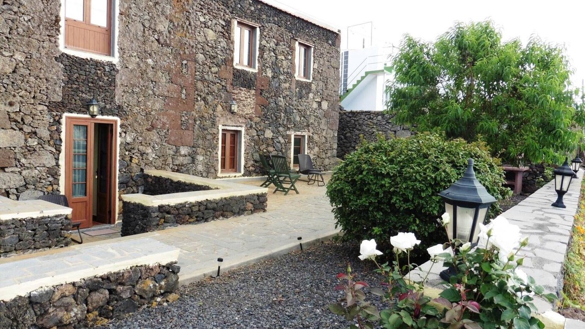 Mocanal Apartment | Apartment 'Casa Rural Los Perales - El Castaño' with Sea View, Shared Terrace and Wi-Fi