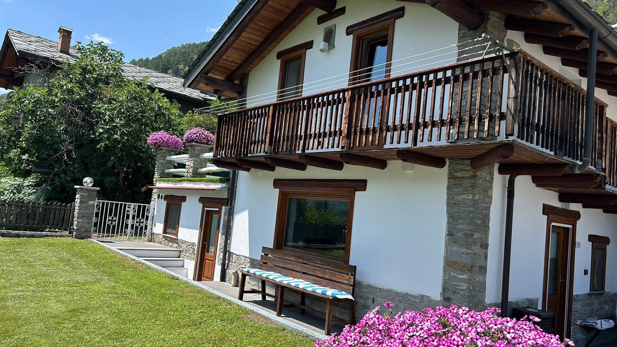 Montan-Angelin-Arensod Apartment | Apartment 'Casa Sabrina - Blu' with Mountain View, Private Garden and Wi-Fi