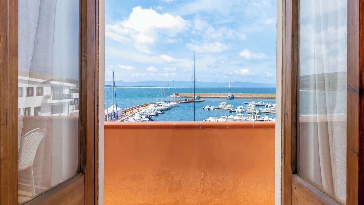 Trinita d'Agultu e Vignola Apartment | Apartment "Casa Spiaggia Molo 2" on Isola Rossa with Sea view & Balcony