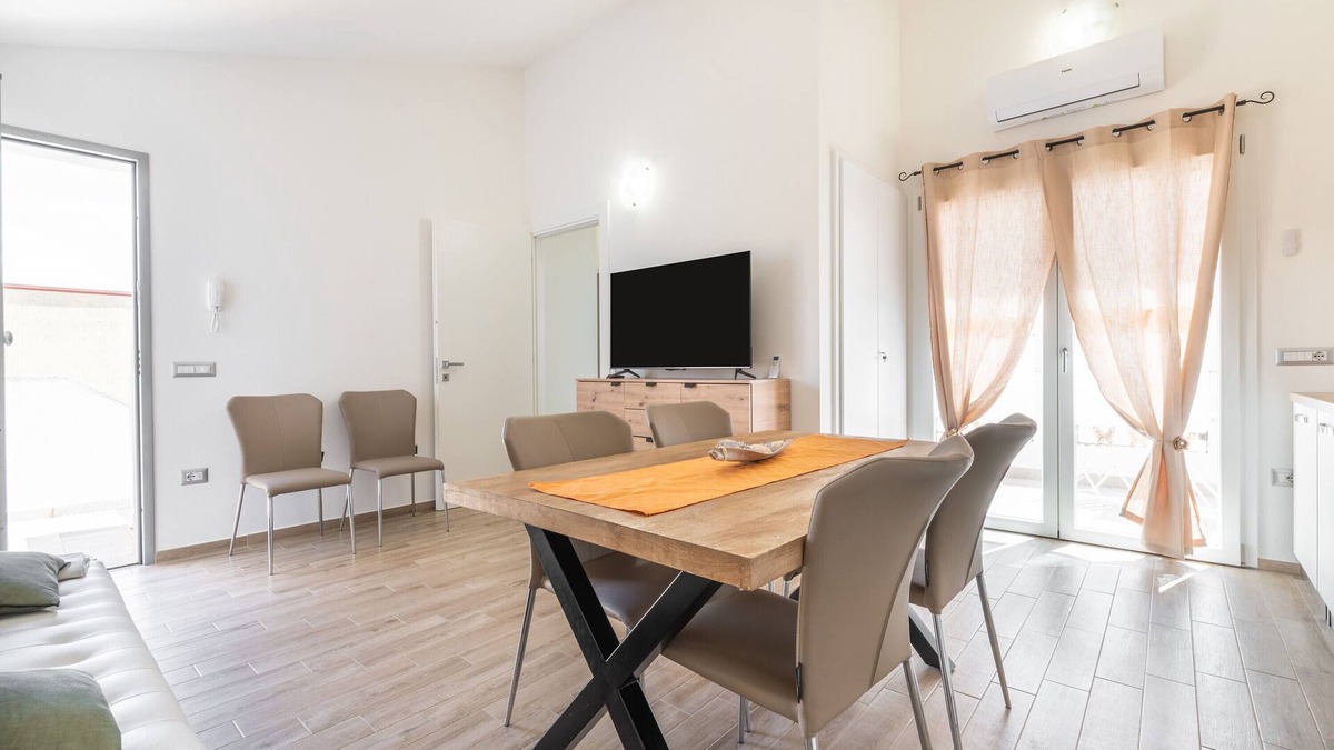 Sant'Antioco Apartment | Apartment 'Casa Vacanze Alba Mar' with Balcony, Wi-Fi and Air Conditioning