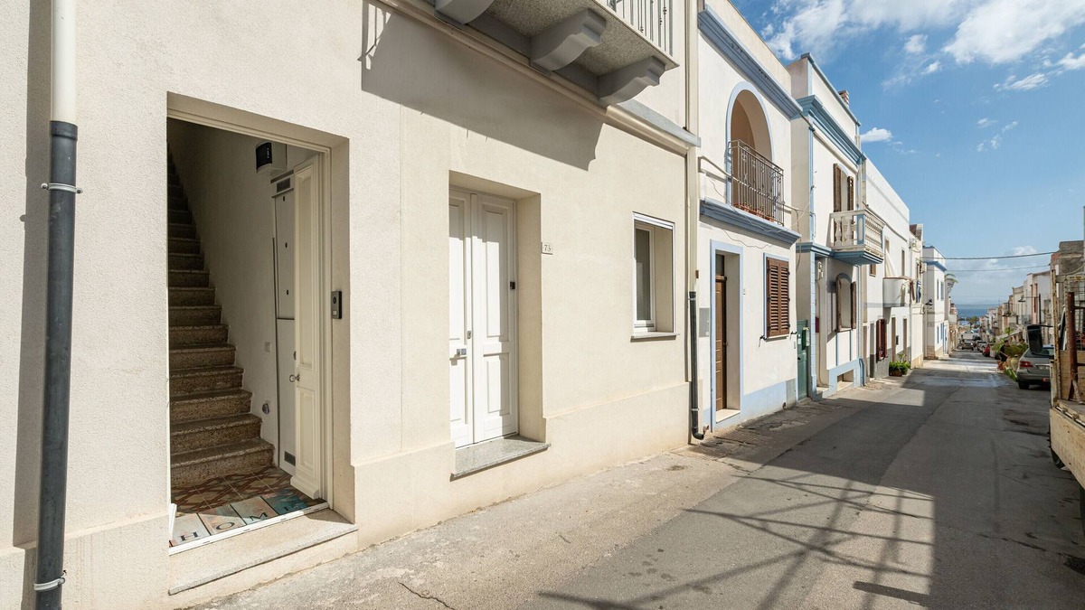 Calasetta Apartment | Apartment 'Casa Vacanze Riflessi Sul Mare' with Balcony, Wi-Fi and Air Conditioning