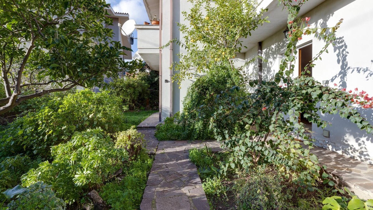 Narbolia Apartment | Apartment 'Casa vacanza Sandra' with garden, terrace & A/C