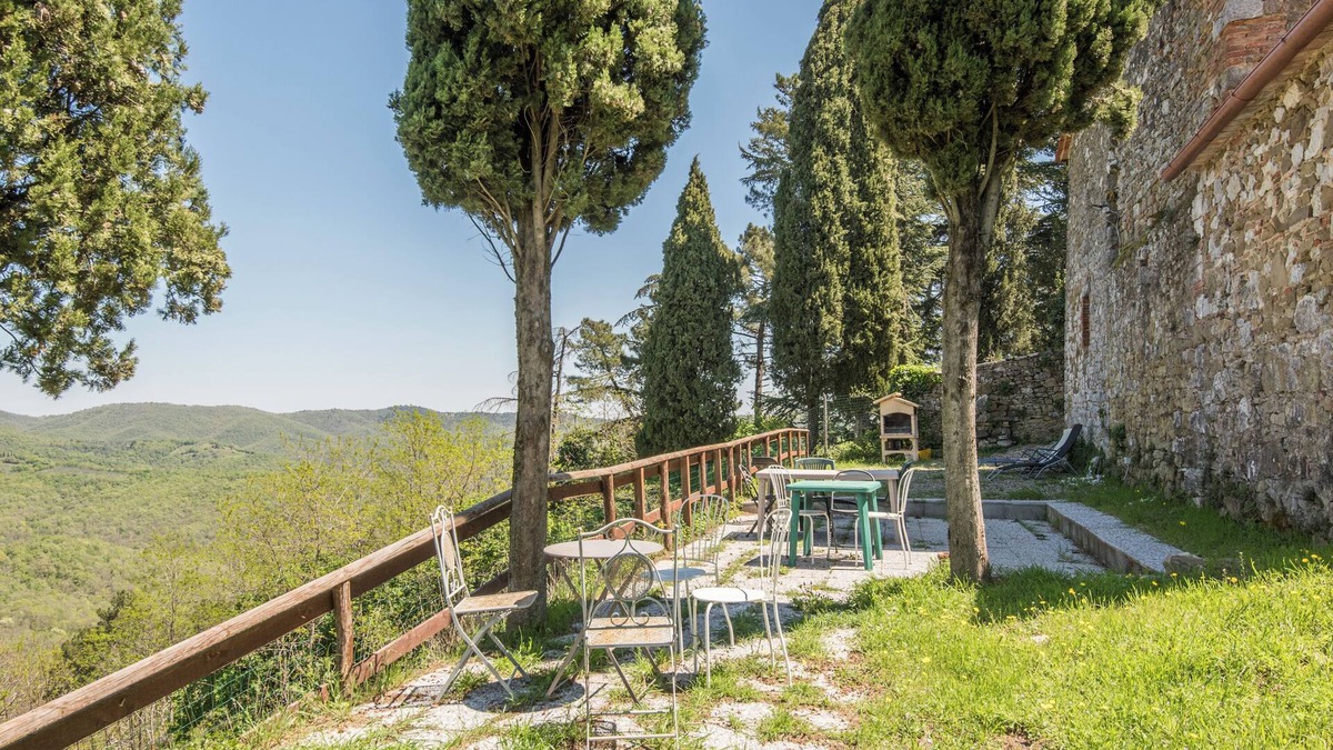 Rosennano Apartment | Apartment Casale Rosennano - Tinaia with Shared Garden & Wi-Fi