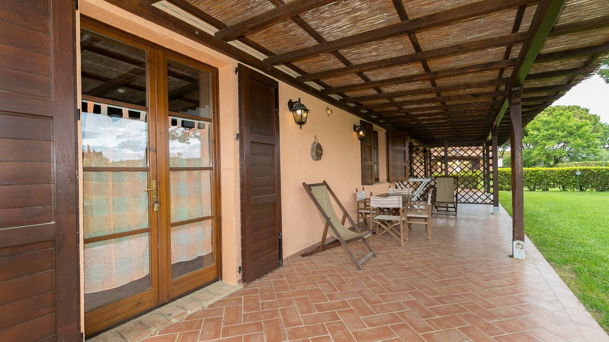 Piombino Apartment | Apartment 'Cedro' with Shared Pool, Wi-Fi and Air Conditioning
