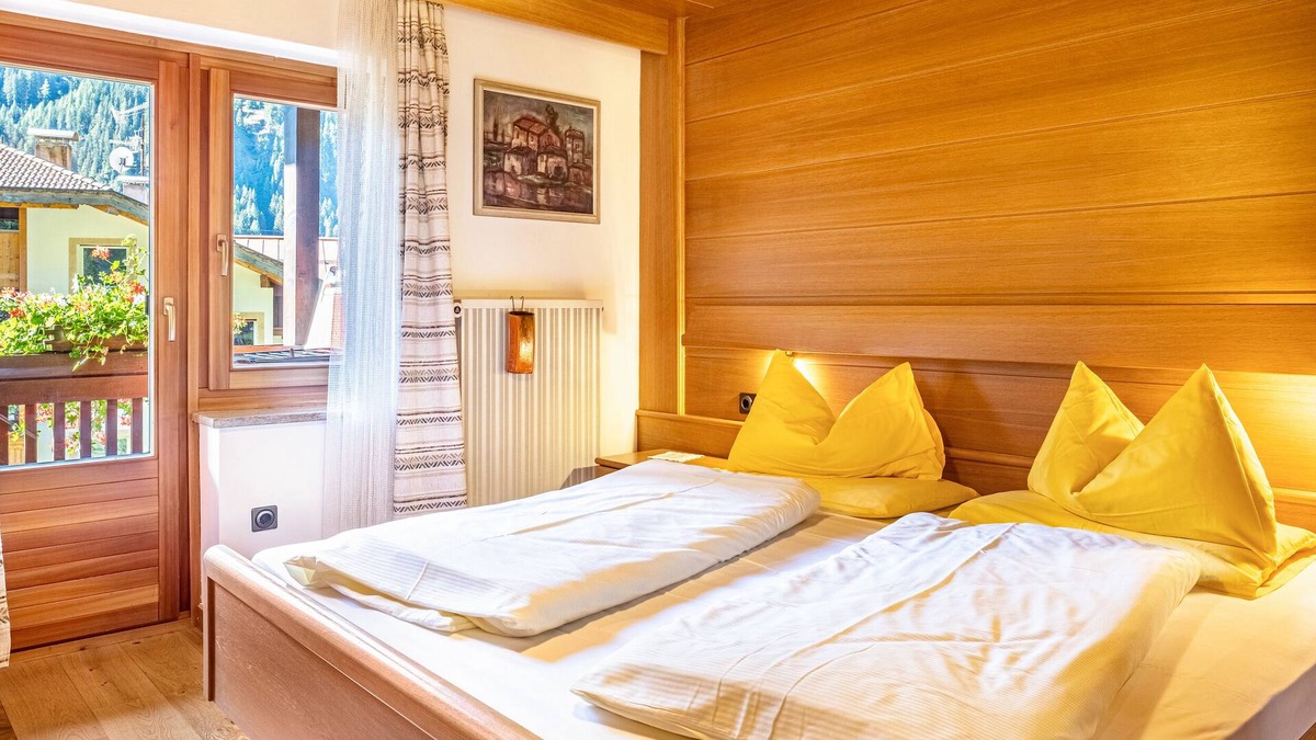 Canazei Apartment | Apartment "Cesa Soramurat 5 6" with Mountainview, Wi-Fi, Balcony & Shared Garden