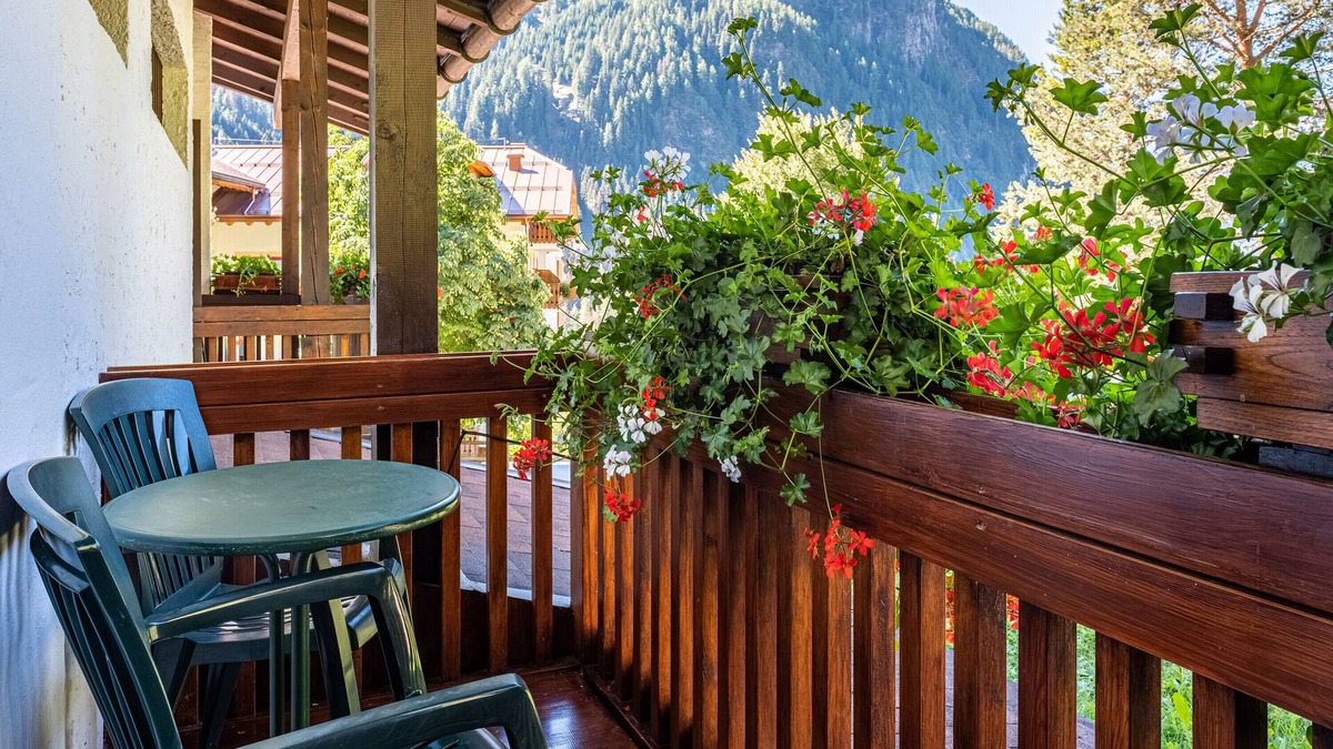 Canazei Apartment | Apartment 'Cesa Soramurat Appartamento 4' with Mountain View, Shared Garden and Wi-Fi