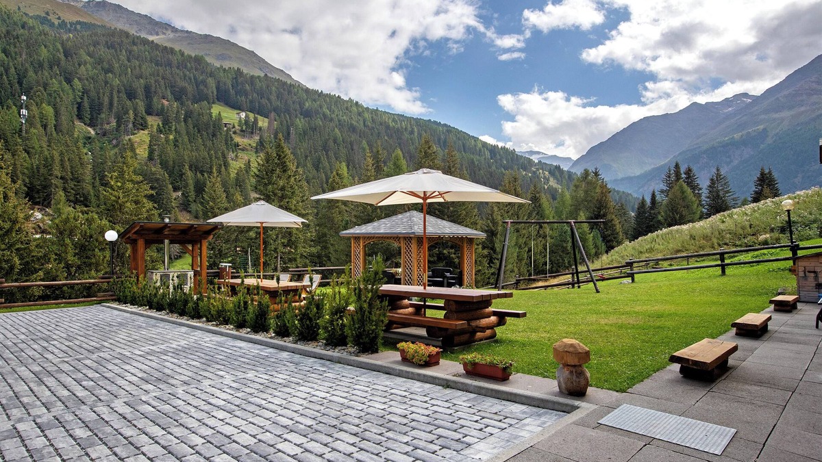 Santa Caterina Valfurva Apartment | Apartment 'Chalet Primula 1' with Mountain View, Shared Garden and Wi-Fi