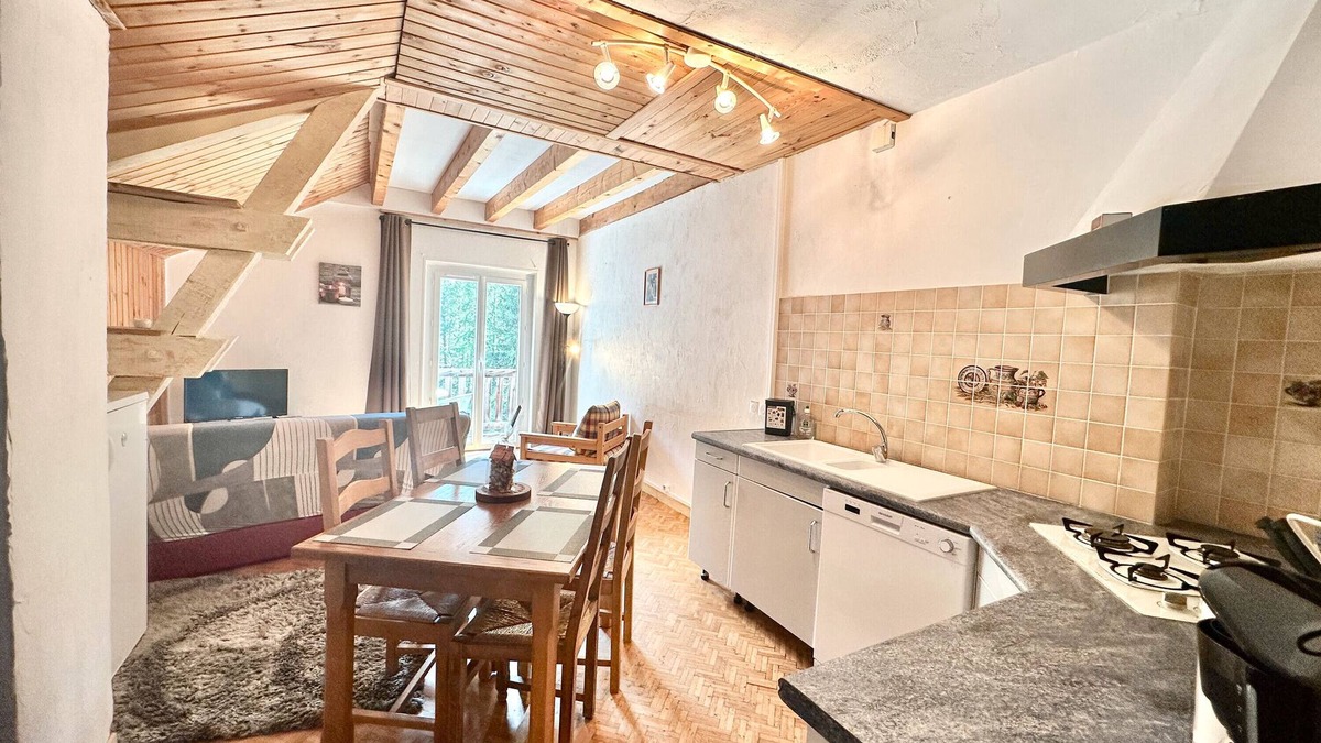 Ristolas Apartment | Apartment 'Chez Zoë Au Chalet De Segure' with Mountain View, Shared Garden and Wi-Fi