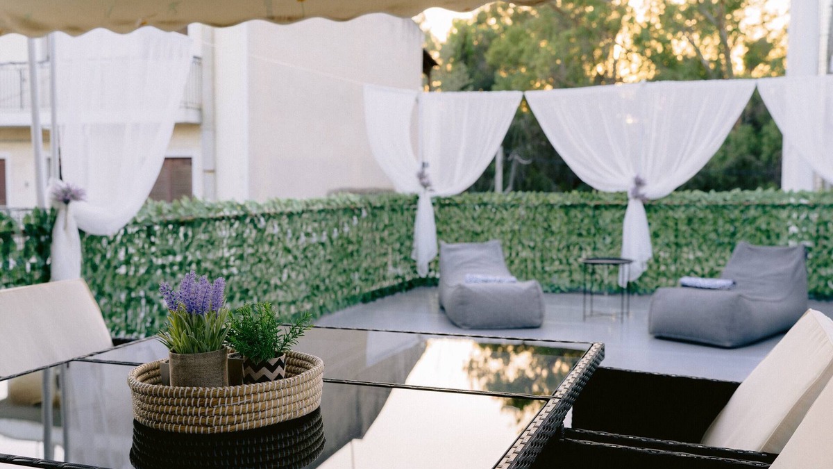 Aigaleo Apartment | Apartment 'Chris with A Veranda' with Shared Terrace, Wi-Fi and Air Conditioning