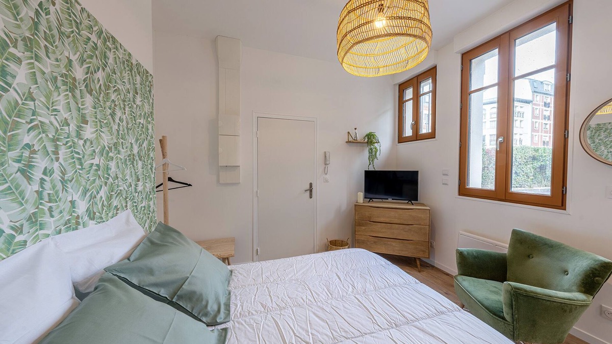 Saint-Quentin Apartment | Apartment-City-Ensuite with Shower-No view