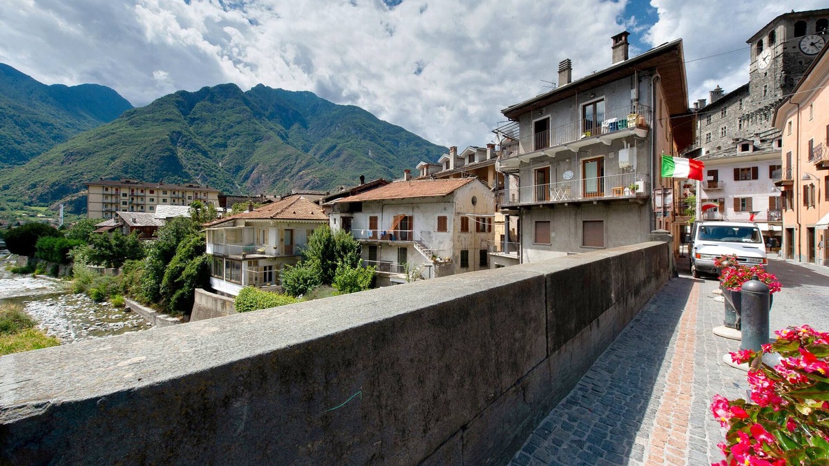 Verres Apartment | Apartment 'Clelia' with Mountain View, Balcony and Wi-Fi