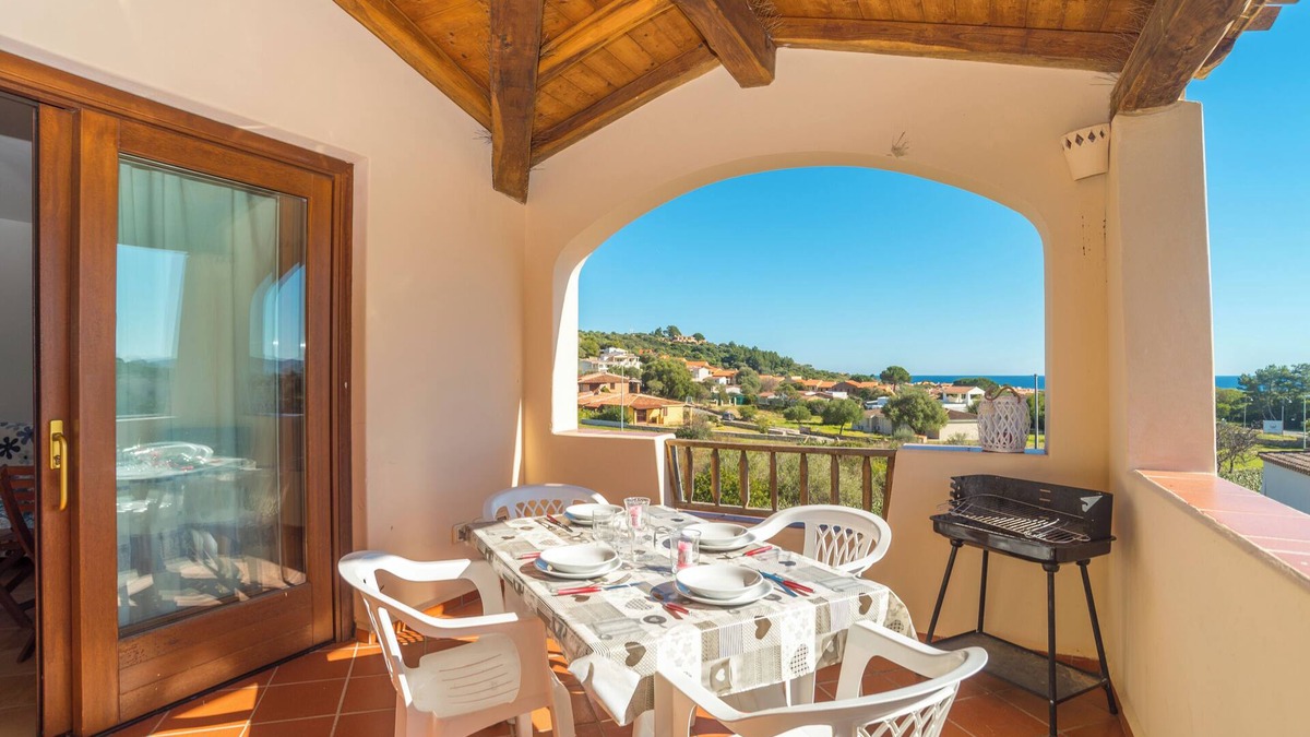 Porto Ottiolu Apartment | Apartment Close to the Beach with Balcony, Sea View & Air Conditioning