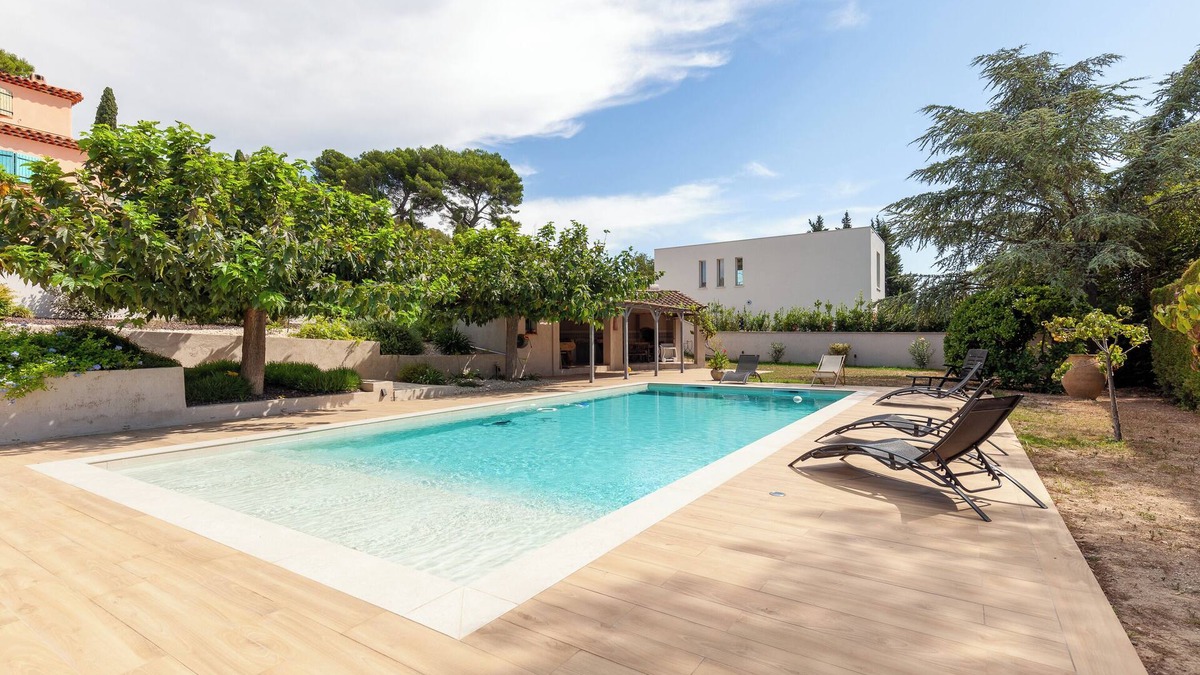 Les Camoins Apartment | Apartment 'Cocon Avec Piscine Et Jardin' with Shared Pool, Private Terrace and Wi-Fi