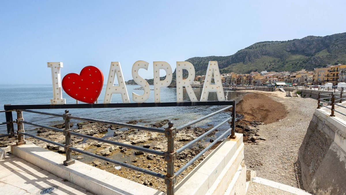 Aspra Apartment | Apartment 'Conchiglia Bianca' with Private Terrace, Wi-Fi and Air Conditioning