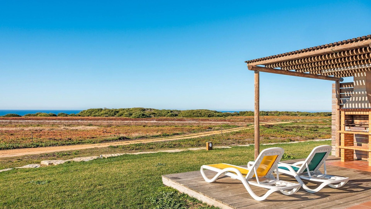 Cavaleiro House | Apartment 'Courela da Serva' with Sea View, Shared Pool and Wi-Fi Access