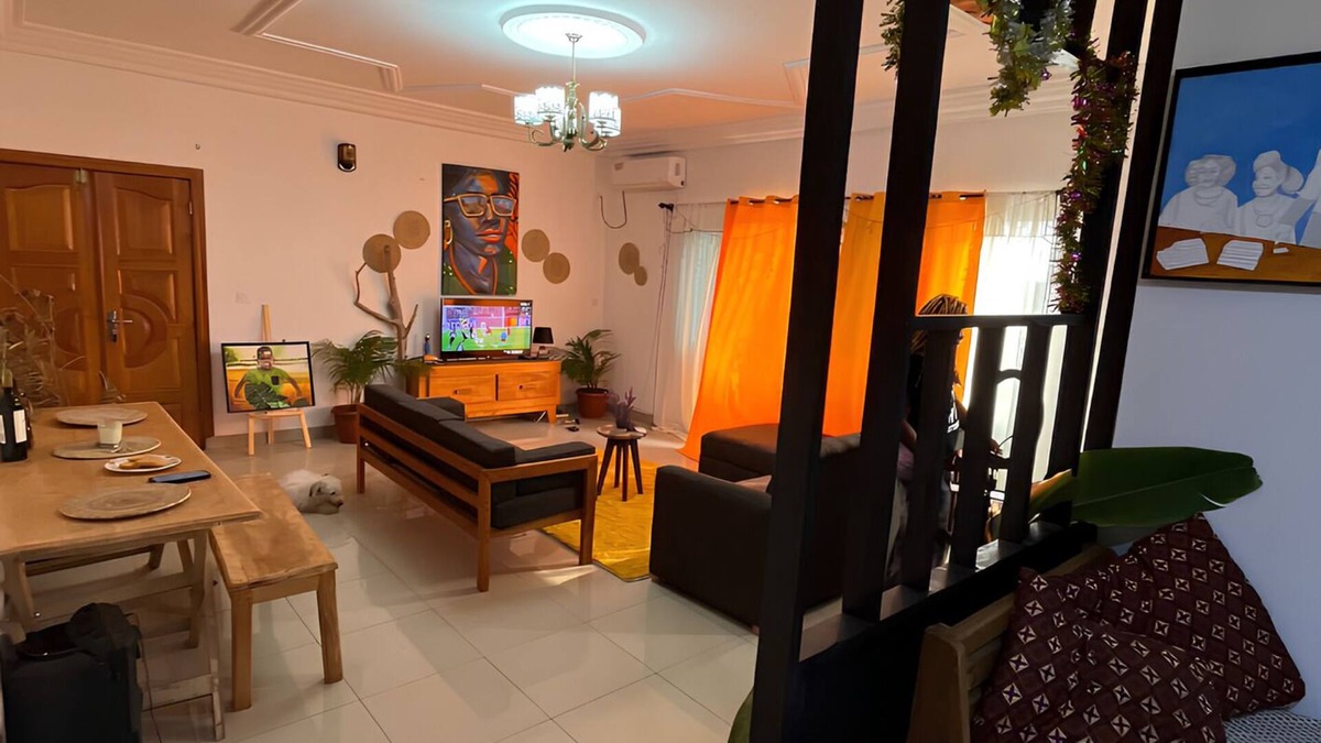 Kribi House | Apartment decorated with natural plants and artistic paintings.