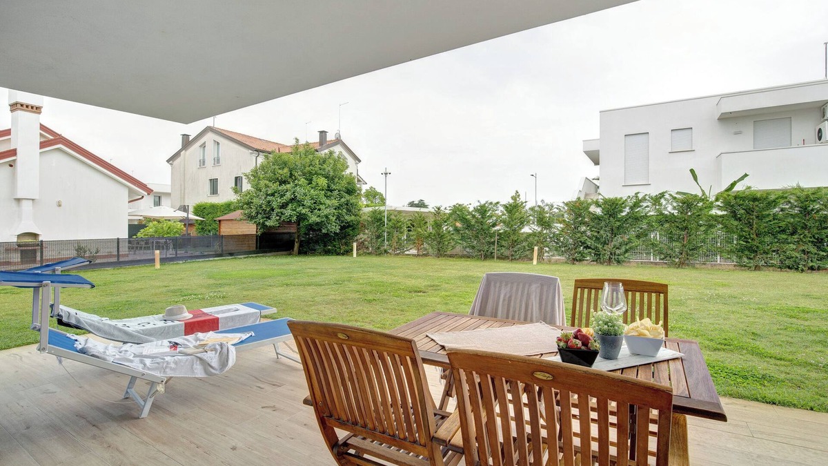 Lido di Jesolo Apartment | Apartment 'Deluxe 5' with Shared Garden, Wi-Fi and Air Conditioning