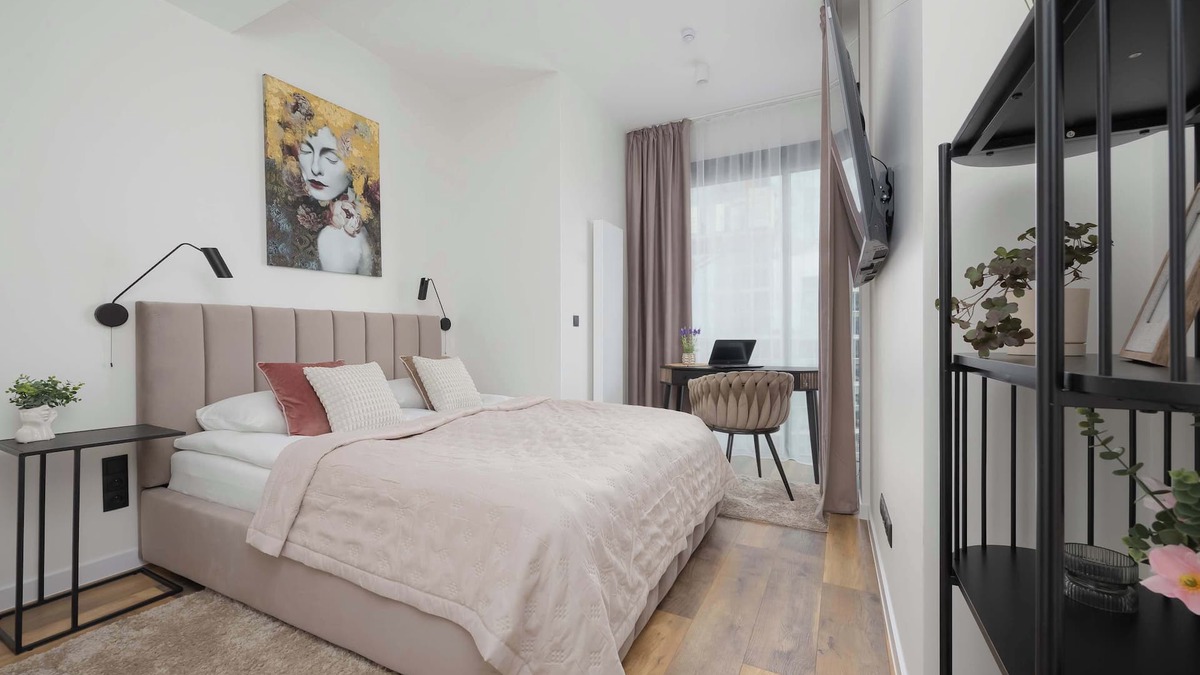 Centrum Apartment | Apartment Deluxe Towarowa Towers Warsaw with Parking & AC by Renters Prestige