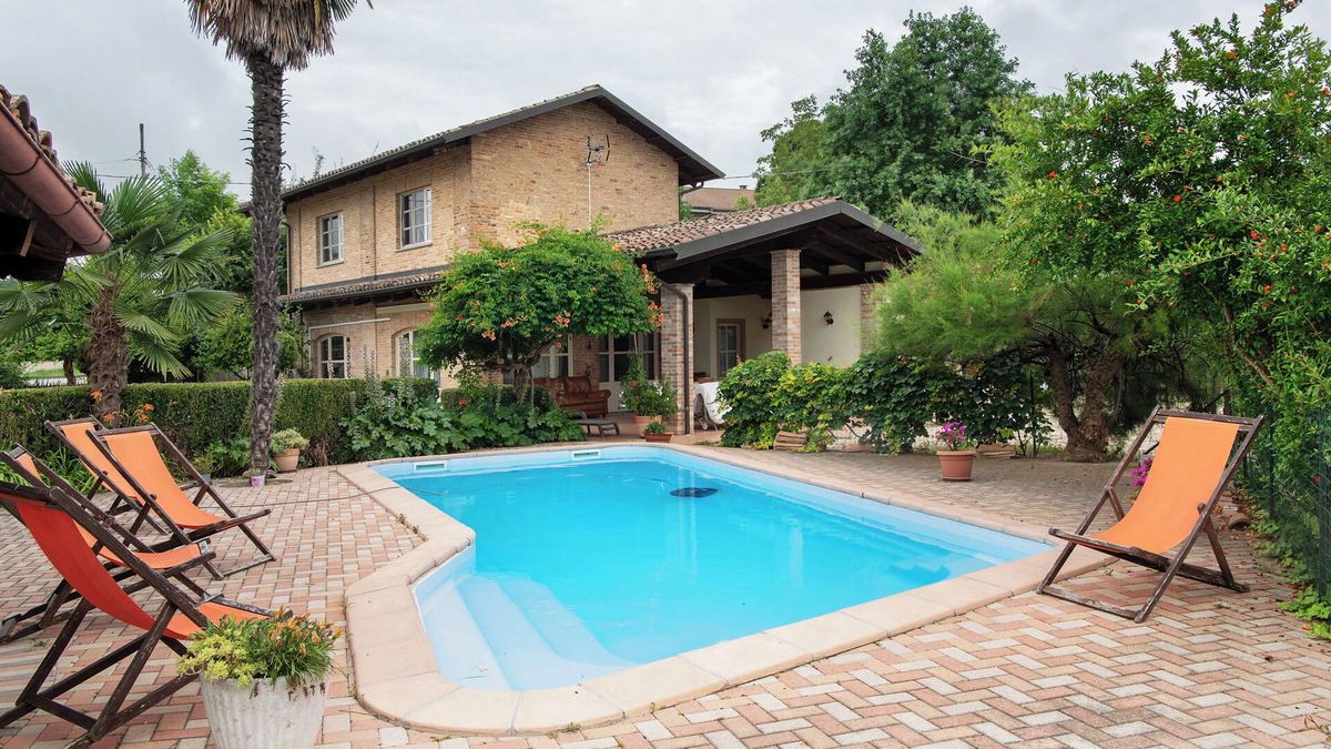 Costigliole d'Asti Apartment | Apartment 'Dolcetto' with Mountain View, Shared Pool and Wi-Fi