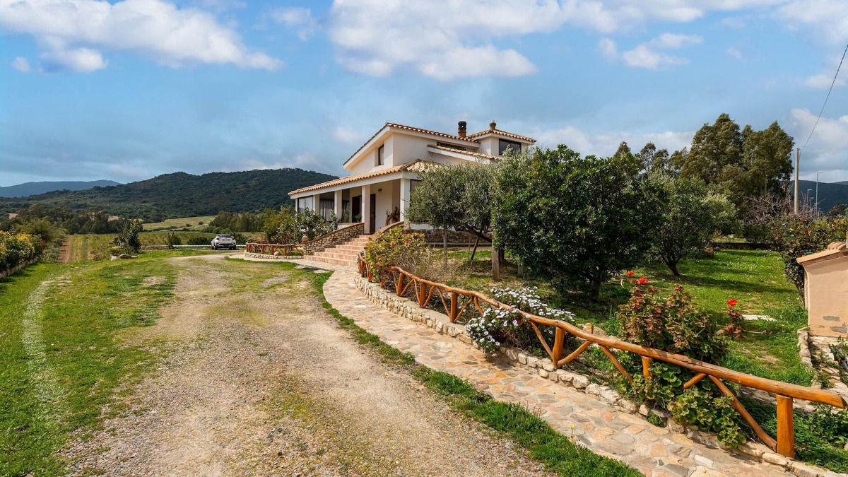 Castiadas Apartment | Apartment "Domus Blanca Max" with Wi-Fi & Garden