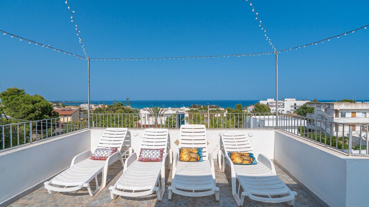 Noto Marina Apartment | Apartment 'Donna Di Denari' with Sea View, Wi-Fi and Air Conditioning