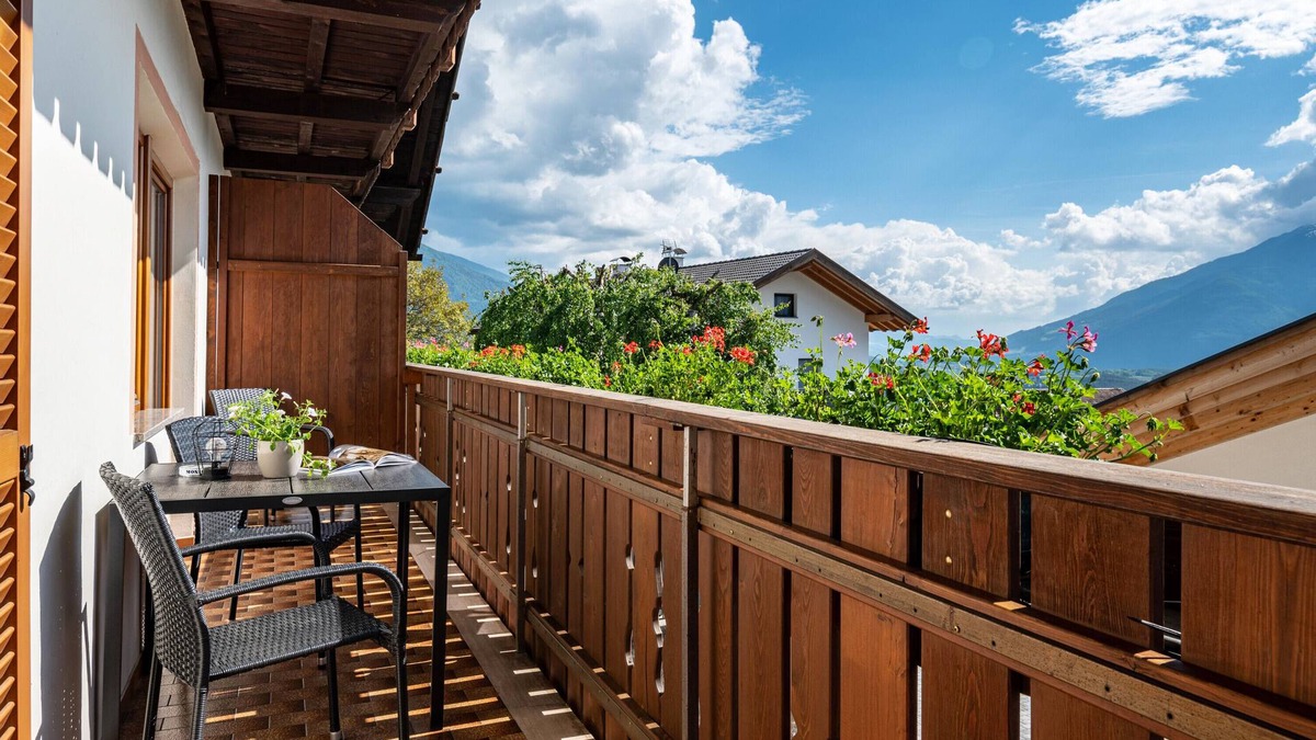 Chifa Apartment | Apartment 'Dorfblick' with Mountain View, Shared Garden and Wi-Fi