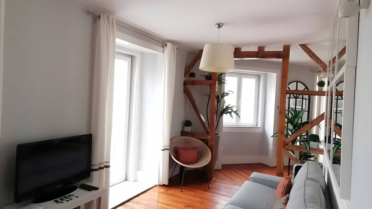 Sacramento Apartment | Apartment 'Duque Chiado - Lisbonbreaks' with Balcony, Wi-Fi and Air Conditioning