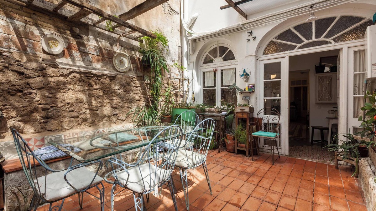 la Vila de Gracia Apartment | Apartment 'El Patio De Gracia' with Private Terrace, Wi-Fi and Air Conditioning