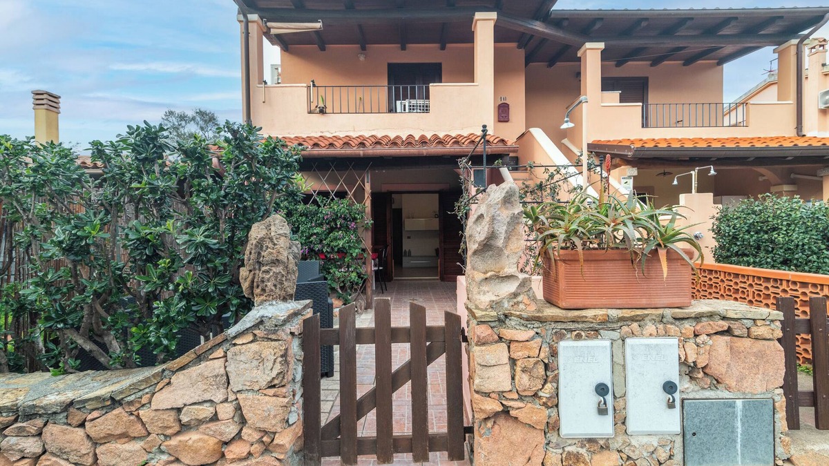 San Teodoro City Centre Apartment | Apartment 'Elegante Appartamento Centro' with Private Terrace and Private Garden
