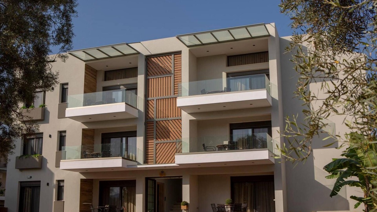 Lefkada Town Apartment | Apartment 'Elfam City Suite B' with Shared Terrace, Wi-Fi and Air Conditioning