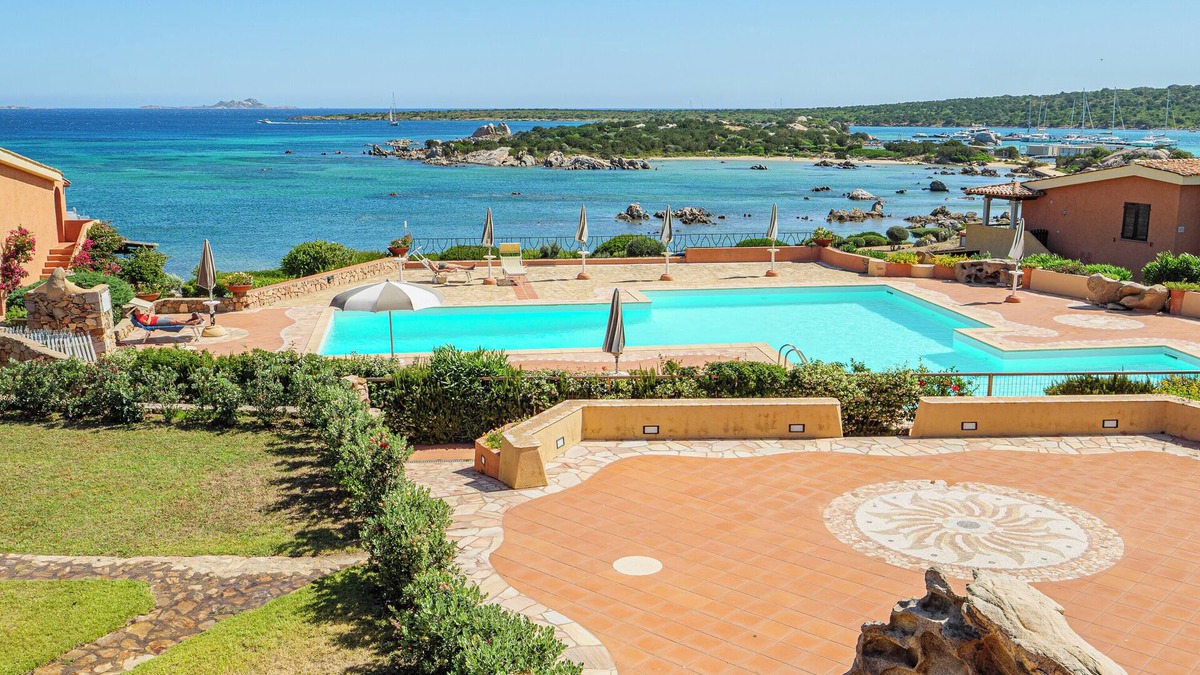 Golfo di Marinella Apartment | Apartment 'Eucaliptus Sea View' with Sea View, Shared Pool and Private Terrace