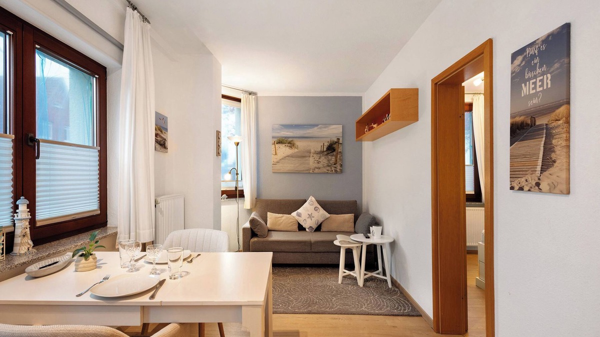 Alt-Travemunde/Ronnau Apartment | Apartment 'Ferienwohnung Strandquartier' with Private Terrace and Wi-Fi